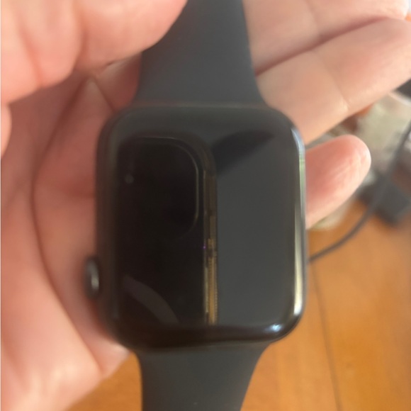 Apple Watch SE 44mm with 1 extra band - Picture 3 of 6